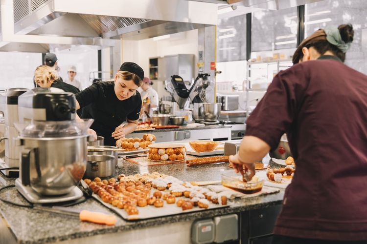 Apprentis pâtissiers en atelier, dans le cadre de leur formation au CMA de Mont-de-Marsan.